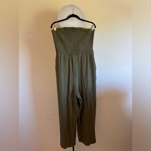 American Eagle green jumpsuit, new with tags! Size large.